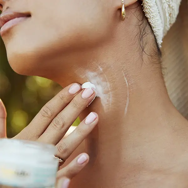 Nakładanie kremu Renewal Neck Cream na szyję i dekolt