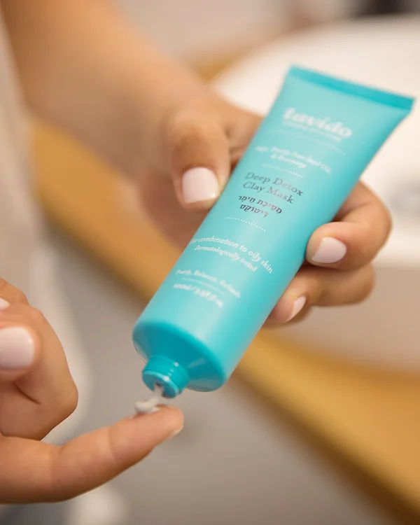 Wyciskanie maseczki Deep Detox Clay Mask Lavido na palec przed nałożeniem na twarz