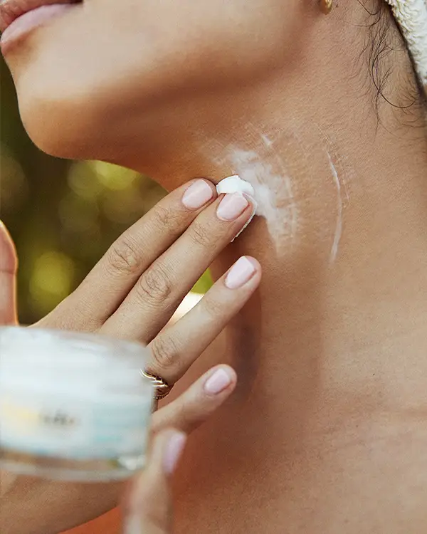Nakładanie kremu Renewal Neck Cream na szyję i dekolt
