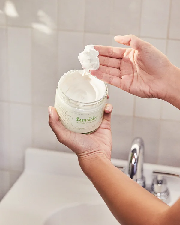 Nabieranie balsamu Thera Intensive Body Cream Lavido ze słoika w łazience
