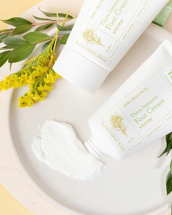 Thera Intensive Foot Cream Lavido, naturalny krem do stóp 120 ml w tubie, obok próbka kremu i kwiaty