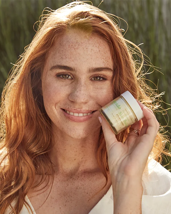 Kobieta ze słoiczkiem maści Thera Intensive Skin Balm Lavido