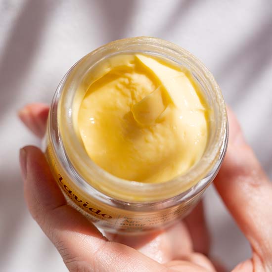 Otwarty słoiczek Age Away Hydrating Cream Lavido z kremem o kremowej konsystencji