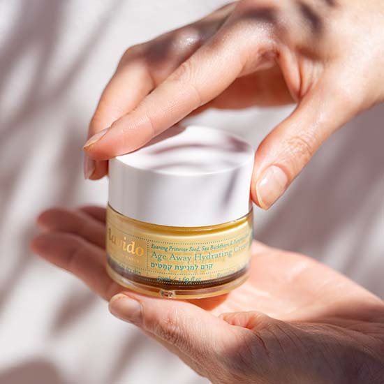 Słoiczek kremu nawilżającego Age Away Hydrating Cream Lavido w dłoniach