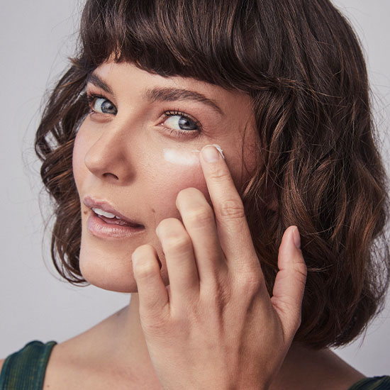 Kobieta wklepuje krem Alert Eye Cream Lavido opuszkami palców w skórę pod okiem